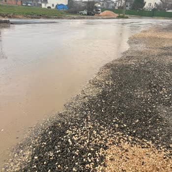Nizami Cedit Caddesi’nde Yağmur Suyu Birikmesi Yaya Ve Araçları Tehlikeye Atıyor