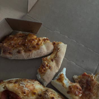 Sarımsak Kenarı Olmayan Domino's Pizzamda Eksik Soslar Ve Az Malzeme