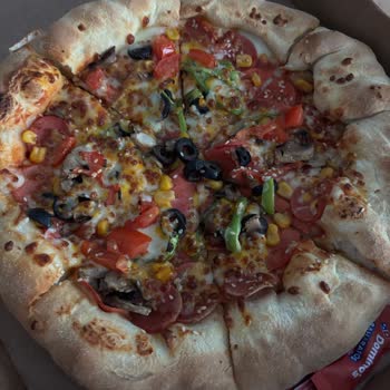 Sarımsak Kenarı Olmayan Domino's Pizzamda Eksik Soslar Ve Az Malzeme