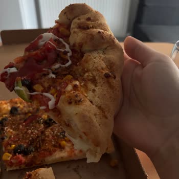 Sarımsak Kenarı Olmayan Domino's Pizzamda Eksik Soslar Ve Az Malzeme