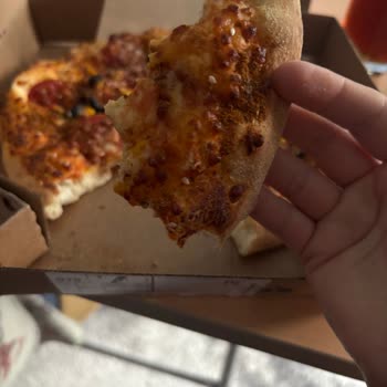 Sarımsak Kenarı Olmayan Domino's Pizzamda Eksik Soslar Ve Az Malzeme