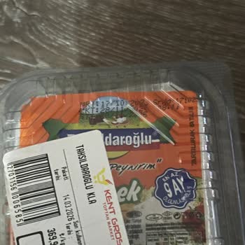 Yanlış Etiketli Bozuk Peynir Ve Şarküteri Personelinin Saygısız Tutumu