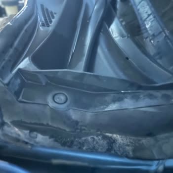 Sertepe Yetkili Servisinde Ön Cam Sonrası Yağmur Suyu İçeri Giriyor Ve Parça Eksik: Güvenlik Riski