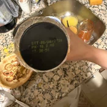 Exotic Portakal Nar Suyu Açıldığında Patlama Sesi Ve Aşırı Kötü Koku