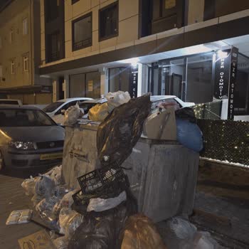 Akçaburgaz’da Çöp Konteynerleri Nedeniyle Sürekli Koku, Haşere Ve Sağlık Riski