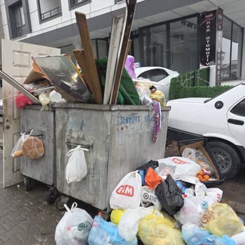 Akçaburgaz’da Çöp Konteynerleri Nedeniyle Sürekli Koku, Haşere Ve Sağlık Riski