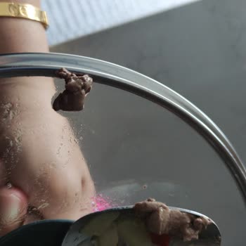 Arnavutköy Avlu AVM'de Kıyma İçinde Alakasız Et Parçaları