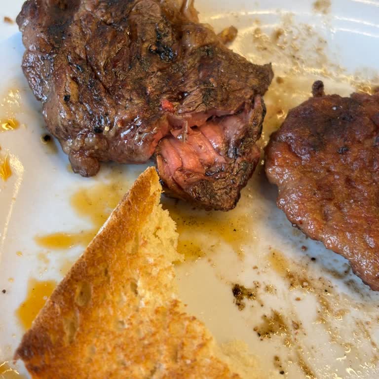 Çiğ Antrikot Ve Soğuk Ürün Servisi, Garsonun İlgisiz Yaklaşımı