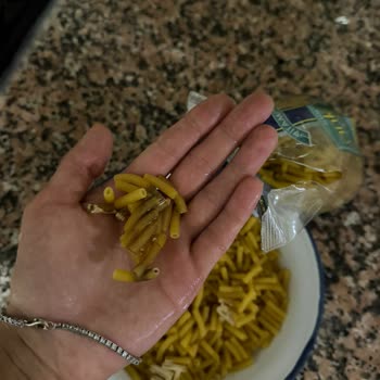 Ankara Makarna İnce Uzun Paketi Yapışık Ve Renk Değişikliğiyle Güven Sarsıntısı