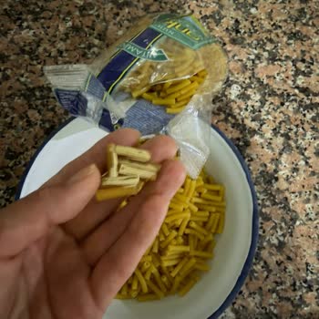 Ankara Makarna İnce Uzun Paketi Yapışık Ve Renk Değişikliğiyle Güven Sarsıntısı