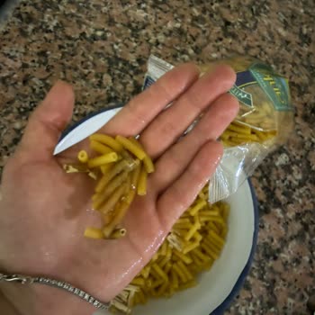 Ankara Makarna İnce Uzun Paketi Yapışık Ve Renk Değişikliğiyle Güven Sarsıntısı