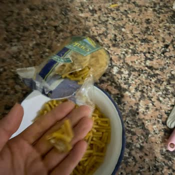 Ankara Makarna İnce Uzun Paketi Yapışık Ve Renk Değişikliğiyle Güven Sarsıntısı