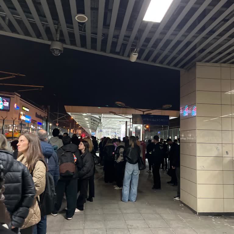 Marmaray Aktarmaları Yolcuları Soğukta Ve Kalabalıkta Bekletiyor