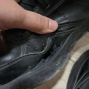 Skechers Ayakkabısı Kısa Sürede Yırtıldı, Değişim Gerekiyor