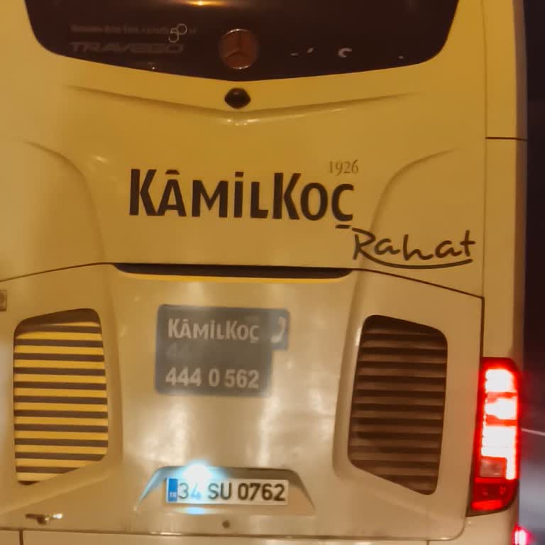 Kamil Koç Otobüsü Şeridi Kapatıp Yüksek Hızla Sürerek Güvenliği Tehlikeye Atıyor