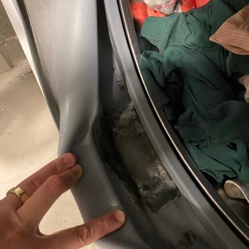 Kronik Arızalı Siemens Çamaşır Makinesi: Siyah Lekeler Ve Tekrarlanan Ücretli Servisler