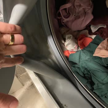 Kronik Arızalı Siemens Çamaşır Makinesi: Siyah Lekeler Ve Tekrarlanan Ücretli Servisler