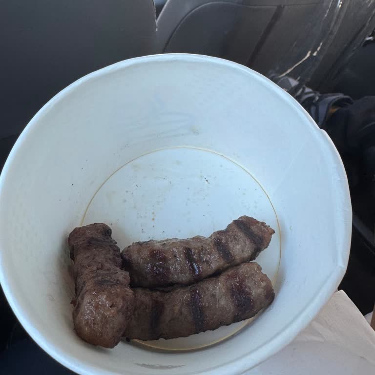 Yanmış Köfte Ve Üç Adet Köfteyle Yetersiz Servis Şikayeti