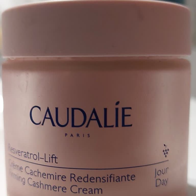 Caudalie Resveratrol causa reacción en piel con ardor y acné, exijo revisión