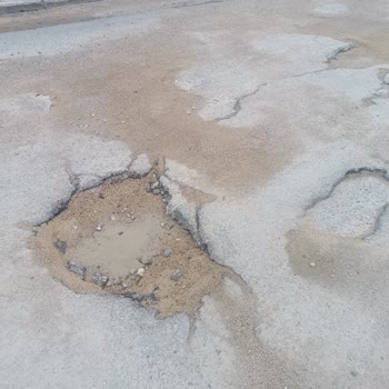 Erenkent Mahallesi 47. Sokakta Çukurlu Yol Ve Güvenlik Riski