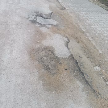 Erenkent Mahallesi 47. Sokakta Çukurlu Yol Ve Güvenlik Riski