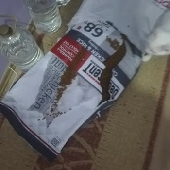 Patlak Gelen Kedi Maması Ve Yanlış Teslimat