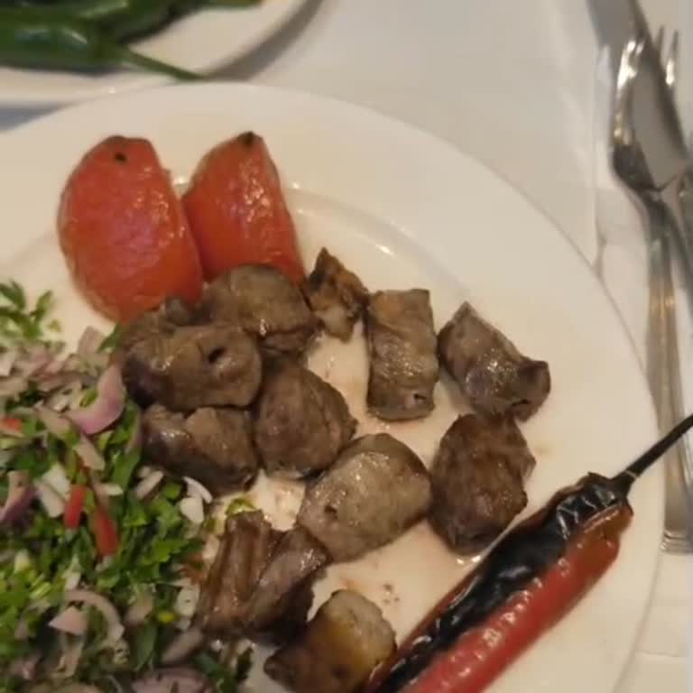 Yüksek Fiyatlı Çiğ Küşleme Ve İlgisiz Garsonlar