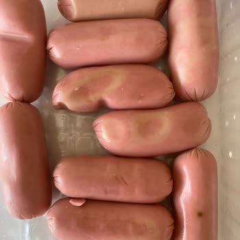 BİM Tombik Sosisinde Kötü Koku Ve Yeşil Lekeler