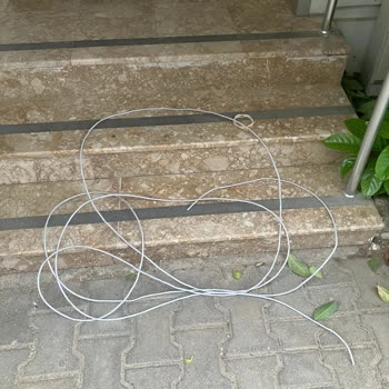 Türk Telekom Fiber Çalışması Sonrası Dağınık Kablolar Ve Güvenlik Riski