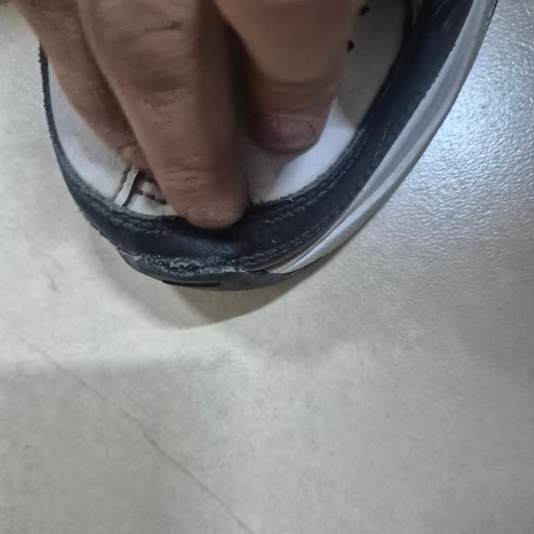 Nike Monarch Ayakkabısında Tabandan Ses Ve Deformasyon: Değişim Talebi