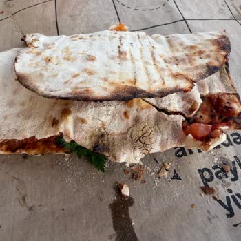 Lahmacun Aldım, Yanmış Hamur, Hijyen Sorunu Ve İade Talebi