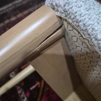 Kalitesiz Mobilya Ve Yetersiz Servis: Kısa Sürede Kırılan Sandalye Ve Deforme Koltuklar