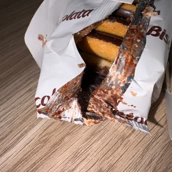 Biscolata Pia Bisküvi Kutusunda Açık Ve Yarım Yiyen Paketin Geri Konulması