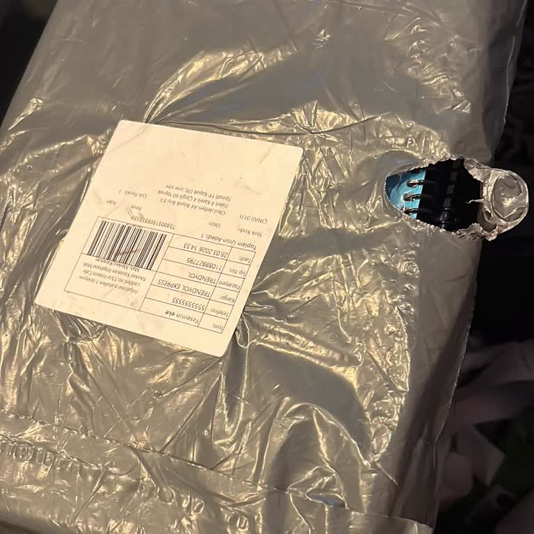 Açılmış Ve Yırtılmış Paket Teslimatı Ve Saygısız Kargo Görevlisi