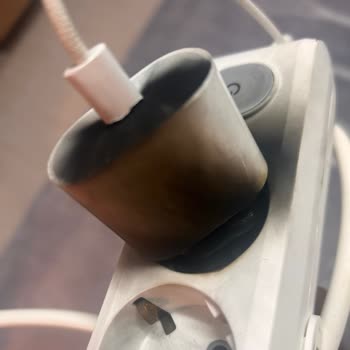 Alev Alan Orijinal Şarj Aletinde Güvenlik Riski Ve Şirketin Cevapsızlığı