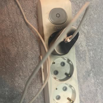 Alev Alan Orijinal Şarj Aletinde Güvenlik Riski Ve Şirketin Cevapsızlığı