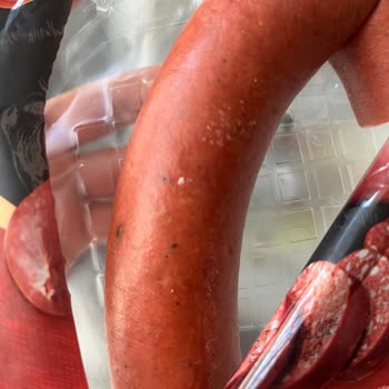 Akşeker Sucukta Kıkırdak Ve Küf Görüntüsü, Taze Olmasına Rağmen Kalite Sorunu