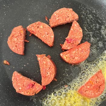 Akşeker Sucukta Kıkırdak Ve Küf Görüntüsü, Taze Olmasına Rağmen Kalite Sorunu