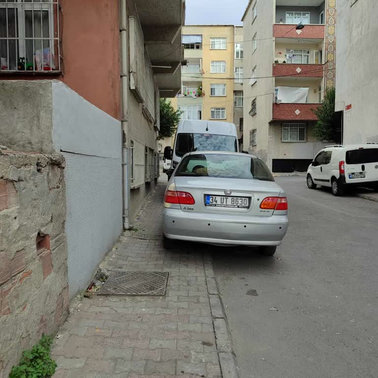 Kaldırıma Araç Parkı Çocukların Güvenliğini Tehlikeye Atıyor