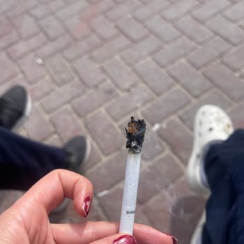 Parliament Sigara Paketi Çer Çöp Dolu Ve Tütünsüz