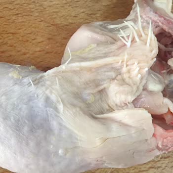 İstanbul Tuzla BİM Şubesinde Kıllı Ve Hijyenik Olmayan Tavuk Satışı