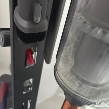 Dyson V10 Absolute Süpürge Haznedeki Kıllar Çıkıyor Ve Servis Sorunu Görmezden Geliyor