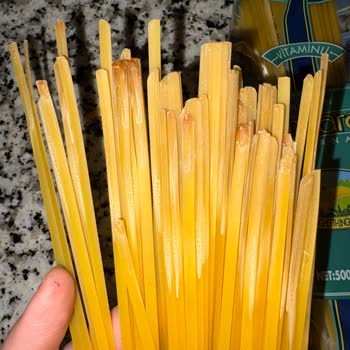 Spagetti Paketi Üzerindeki Kahverengi Lekeler Gıda Güvenliği Endişesi