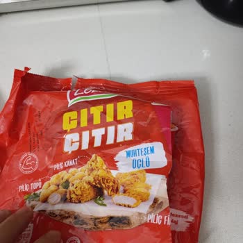 Hijyen İhlali: Lezita Çıtır Çıtır Kova’da Tavuk Tüyü