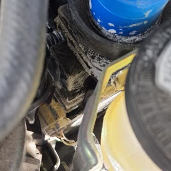 Yetkili Serviste AdBlue Dökülmesi, Yetersiz Temizlik Ve Kaput Boya Hasarı