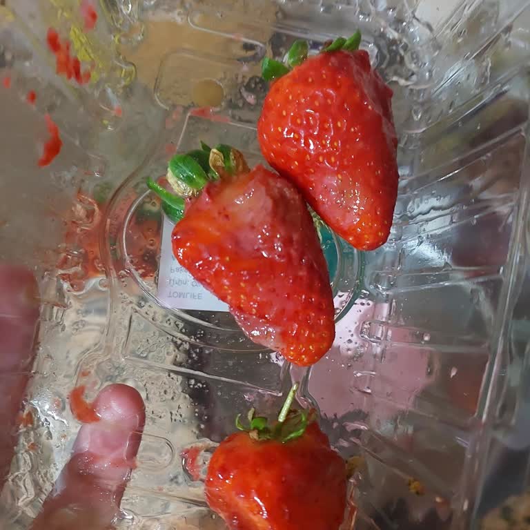 File Market’te Bozuk Çilek Ürünü İçin Tazelik Kontrolü Ve Değişim Talebi