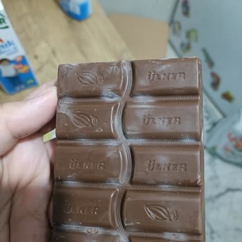Sağlık Endişesi Yaratan Ülker Çikolatasının Beyaz Tabakaları Ve Bayat Tadından Şikayet