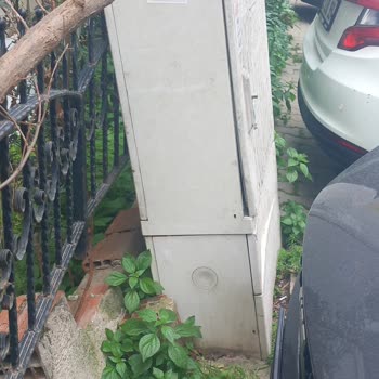 Çarpılan Elektrik Kutusu Güvenlik Riski Yaratıyor, Acil Onarım Bekliyor