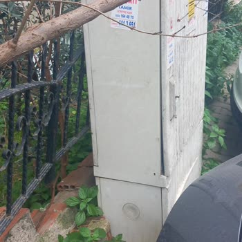 Çarpılan Elektrik Kutusu Güvenlik Riski Yaratıyor, Acil Onarım Bekliyor