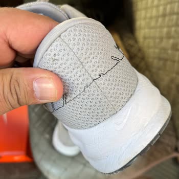 Kısa Sürede Dikiş Yerlerinden Sökülen Nike Ayakkabının Değişimini İstiyorum